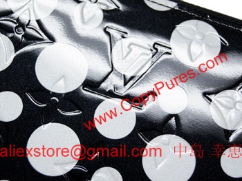  ルイヴィトン　LOUIS VUITTON　ヴィトン　財布　LV　ヴェルニ　ドット　インフィニティ　ヤヨイ・クサマ　LV　ラウンドジップ長財布　ジッピーウォレット　ノワール　M91573  品番 M91573  商品名 ルイ・ヴィトン　ヴェルニ　ドット　インフィニティ　ヤヨイ・クサマ　ジッピーウォレット　ノワール  商品詳細 草間弥生とルイ・ヴィトンのコラボによって生み出された「ヤヨイ・クサマコレクション」人気のジッピーウォレットに無限の水玉が描かれたデザインです。 ・「YAYOI KUSAMA」と「Louis Vuitton」のシグネチャーが内側レザーに刻印されています。 ・マチ付き札入れx3 ・カードポケットx8 ・ポケットx3 ・ファスナー付小銭入れ ・ライニング：カーフレザー(ブラック) ・カラー：ノワール（ブラックxホワイト） ・当店の商品は、新品のみのお取り扱いです。  サイズ ヨコ19.5cmxタテ10cmxマチ2cm  素材 パテントレザー（モノグラムの型押し）  付属品 保存袋  お客様へ ※こちらは限定商品のため、「入荷待ち」表示がされている場合、ご注文いただきましても再入荷しないこともございます。予めご了承くださいませ。  備考 ※販売価格は送料込みの金額ですが一部地域、離島は別途送料がかかる場合がございます。予めご了承ください。